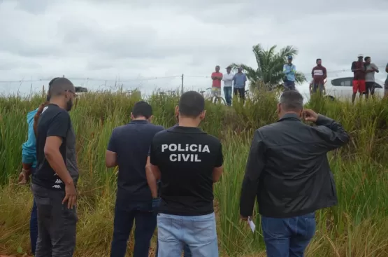 Mulher com garganta cortada tem corpo jogado dentro de brejo às margens da BR-101 , em Teixeira de Freitas