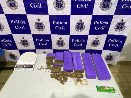 Mulher é presa e menor é apreendida com drogas em Caravelas