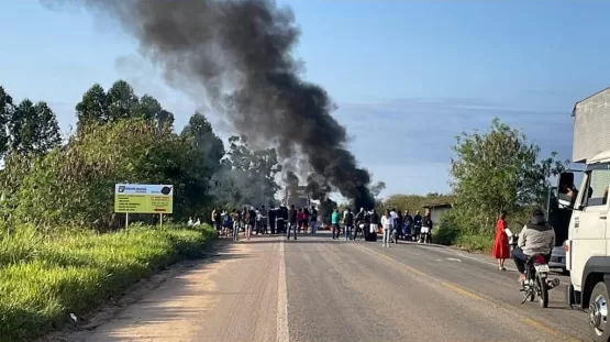 Moradores fazem protesto e interditam BR 101 em Eunápolis