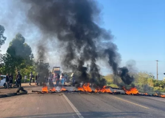 Moradores fazem protesto e interditam BR 101 em Eunápolis