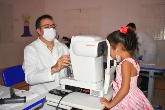 Caravelas está realizando a entrega de 400 óculos para alunos atendidos no projeto oftalmológico de saúde na escola