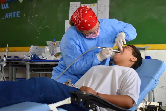 Caravelas está realizando a entrega de 400 óculos para alunos atendidos no projeto oftalmológico de saúde na escola