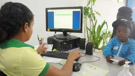 Caravelas está realizando a entrega de 400 óculos para alunos atendidos no projeto oftalmológico de saúde na escola