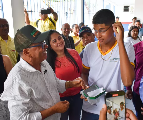 Caravelas está realizando a entrega de 400 óculos para alunos atendidos no projeto oftalmológico de saúde na escola