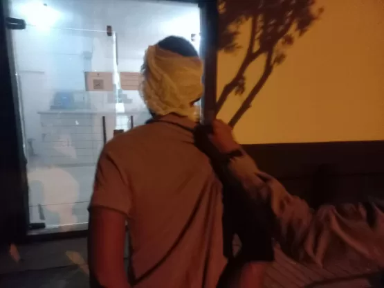 Acusado de estuprar menina de 12 anos é agredido por populares e levado para a delegacia, em Teixeira de Freitas