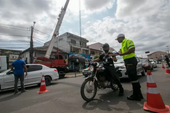 Blitz educativa reúne ações da Semana Nacional de Trânsito e do Dia da Árvore em Teixeira de Freitas