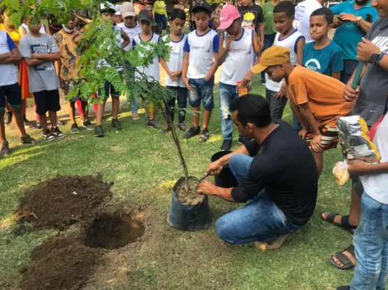 Prefeitura realiza projeto de sensibilização ambiental com alunos da Escola Municipal Pedro Agrizzi Neto na Fazenda Cascata