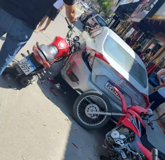 Suspeito em fuga se entrega após fazer reféns em prédio no Centro de Teixeira de Freitas 