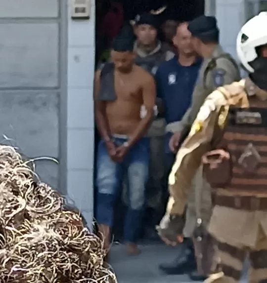 Suspeito em fuga se entrega após fazer reféns em prédio no Centro de Teixeira de Freitas 