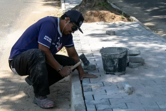 Prefeitura de Teixeira de Freitas efetua serviço de revitalização de canteiros da Avenida Kaikan