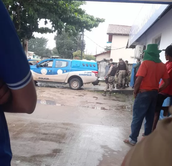 Dois criminosos morrem em troca de tiros com a polícia após assaltar e manter empresário de Guaratinga refém