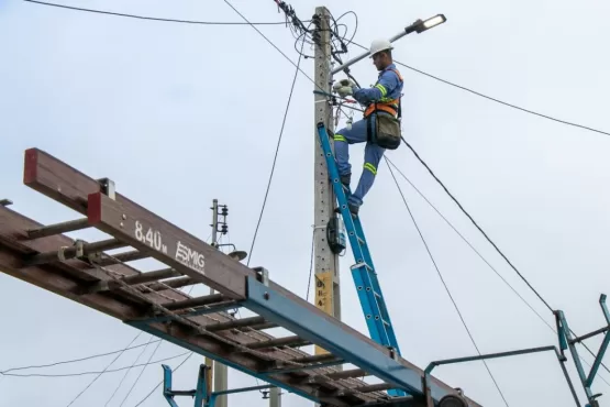 Prefeitura de Teixeira de Freitas instala luminárias de LED no bairro Cidade de Deus