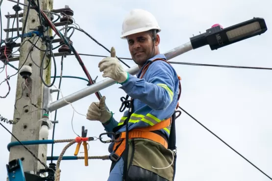 Prefeitura de Teixeira de Freitas instala luminárias de LED no bairro Cidade de Deus