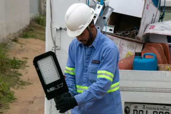 Prefeitura de Teixeira de Freitas instala luminárias de LED no bairro Cidade de Deus