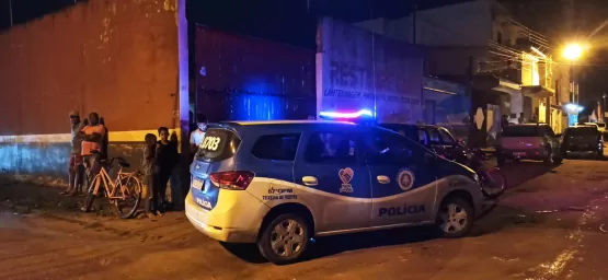 Um jovem é morto e outro baleado dentro de oficina em Teixeira de Freitas 