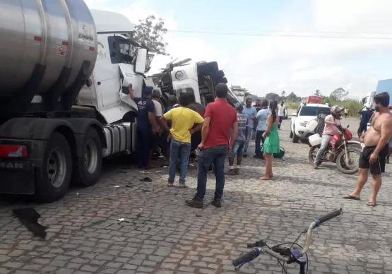 BR 101 - Colisão entre caminhões deixa um morto e um ferido, em Itamaraju 