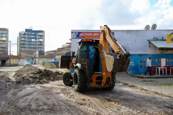 Prefeitura de Teixeira inicia construção de boxes do Mercado Caravelas  