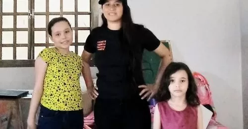 Mãe confessa que envenenou, afogou e esfaqueou filhas encontradas mortas, diz polícia