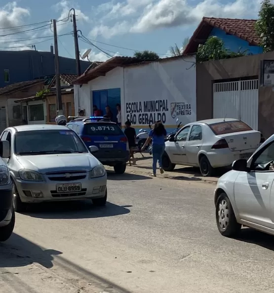 Tensão em Teixeira de Freitas -  Criminoso atira em mulher na porta da escola, invade casa e matem casal refém