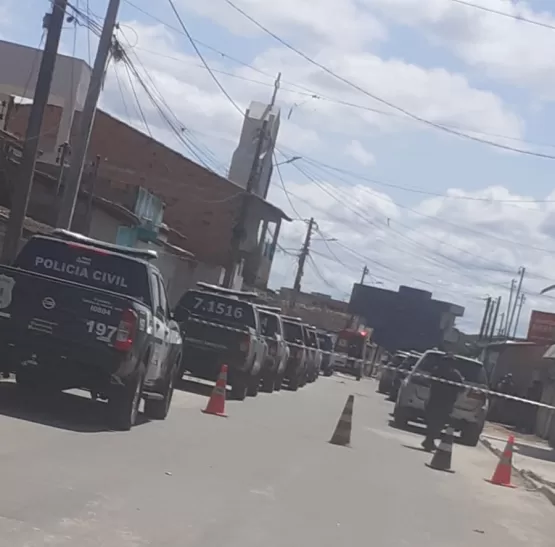 Tensão em Teixeira de Freitas -  Criminoso atira em mulher na porta da escola, invade casa e matem casal refém