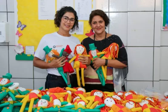 Professores utilizam bonecos de pano enquanto ferramentas lúdicas de ensino na Escola Municipal Contos de Fada