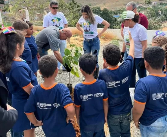 Medeiros Neto: estudantes da rede pública participam de plantio de pau-brasil e ipê-rosa em escola municipal