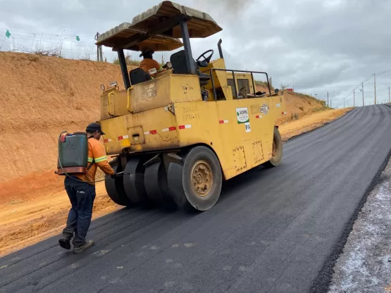 Prefeitura de Medeiros Neto inicia asfaltamento no bairro Novo Uldurico Pinto