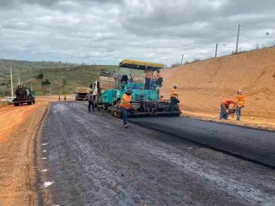 Prefeitura de Medeiros Neto inicia asfaltamento no bairro Novo Uldurico Pinto