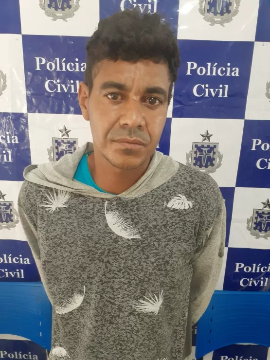 Acusado de matar um jovem e esfaquear outro em Nova Tribuna é apresentado na delegacia de Caravelas