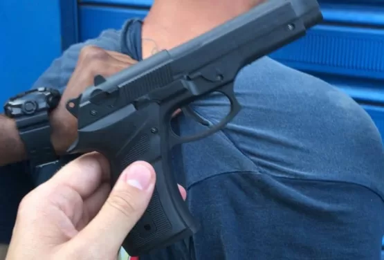 PM prende homem com simulacro de pistola no Mercado Municipal de Teixeira de Freitas