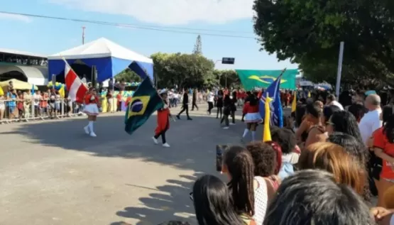 Desfile cívico marca o 61º aniversário de emancipação político-administrativa de Itamaraju