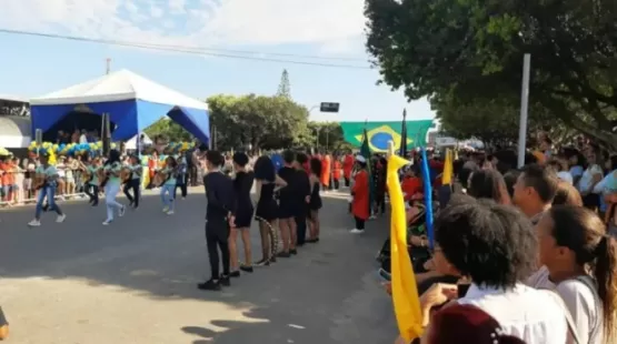 Desfile cívico marca o 61º aniversário de emancipação político-administrativa de Itamaraju
