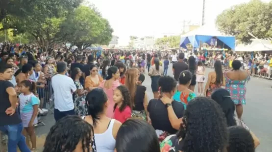 Desfile cívico marca o 61º aniversário de emancipação político-administrativa de Itamaraju