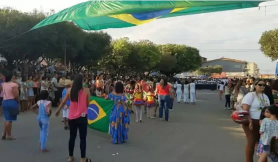 Desfile cívico marca o 61º aniversário de emancipação político-administrativa de Itamaraju
