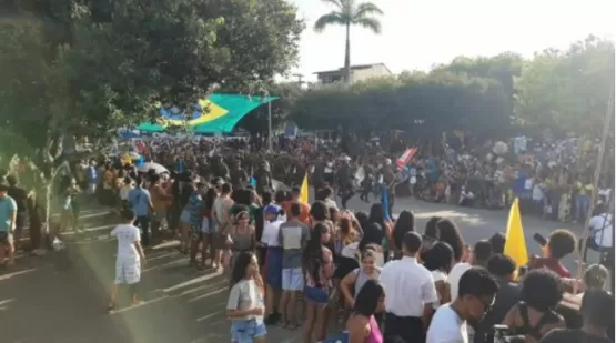 Desfile cívico marca o 61º aniversário de emancipação político-administrativa de Itamaraju