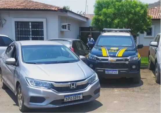 Jovem é preso após visitar pai em delegacia dirigindo carro roubado, na Bahia