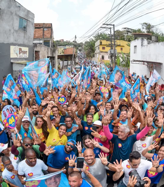 ACM Neto reúne multidão em caminhada em Plataforma: “Eu me preparei para ganhar essa eleição”