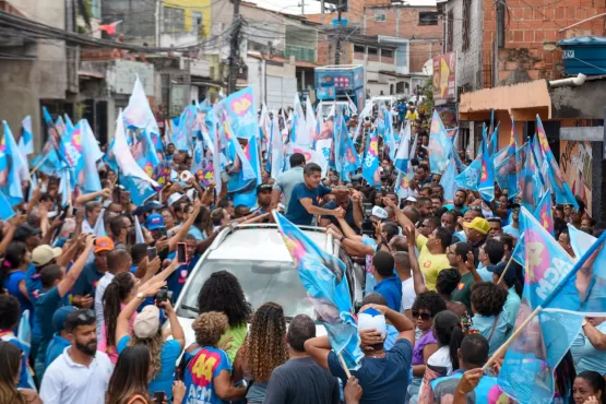 ACM Neto reúne multidão em caminhada em Plataforma: “Eu me preparei para ganhar essa eleição”