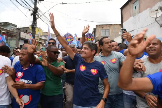 ACM Neto reúne multidão em caminhada em Plataforma: “Eu me preparei para ganhar essa eleição”