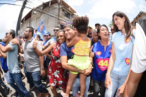ACM Neto reúne multidão em caminhada em Plataforma: “Eu me preparei para ganhar essa eleição”