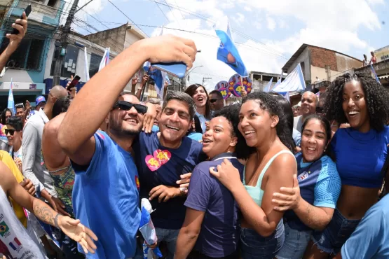ACM Neto reúne multidão em caminhada em Plataforma: “Eu me preparei para ganhar essa eleição”