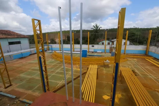 Prefeitura prossegue com construção de quadras esportivas em escolas de Teixeira de Freitas