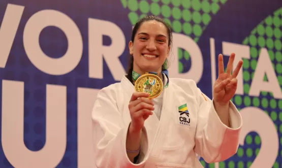 Mayra Aguiar faz história ao conquistar tricampeonato mundial de judô