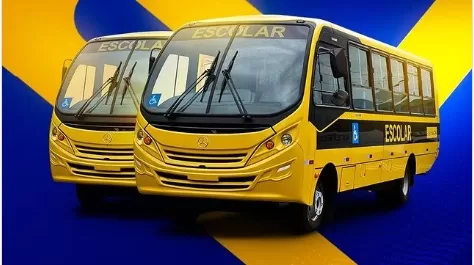 Prefeitura de Medeiros Neto recebe dois novos ônibus escolares através de parceria com o Governo do Estado
