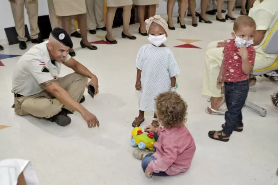 Coral da PMBA se apresenta para pacientes da Oncopediatria do Hospital Aristides Maltez