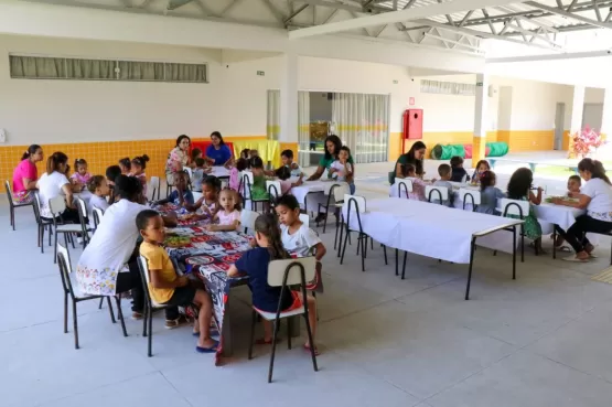 Creche Municipal Emanuelle Matos Rodrigues recebe crianças com muito aprendizado e diversão no primeiro dia de aula