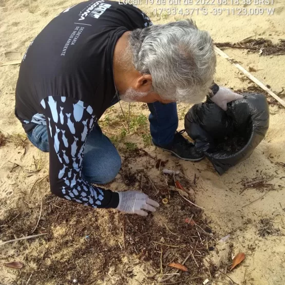 Prefeitura emite Nota de Esclarecimento sobre o ressurgimento de fragmentos de óleo na praia de Alcobaça