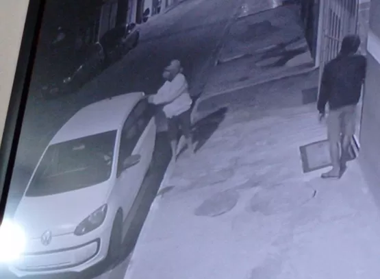 Vídeos flagram  homens furtando loja no centro de Mucuri