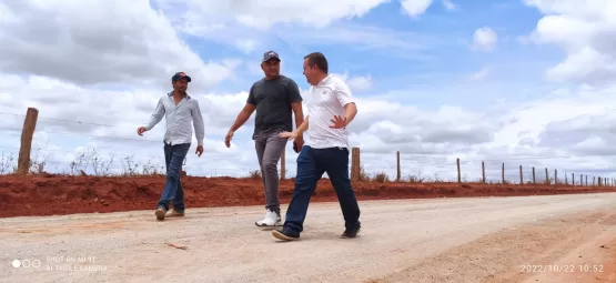 Vídeo - Prefeito Tonzinho vistoria a obra do asfalto de Vila Betinho em Lajedão