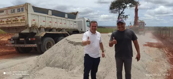 Vídeo - Prefeito Tonzinho vistoria a obra do asfalto de Vila Betinho em Lajedão